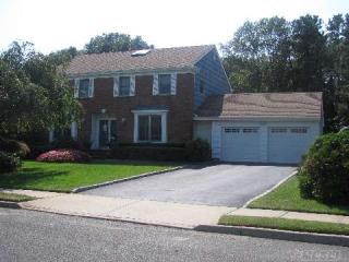 4 Westminster Dr, Bohemia, NY 11716-3981
