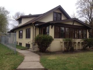 1701 Carl St, Saint Paul, MN 55113-5213