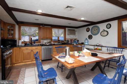 2367 Vly Rd, Huntingdon Valley PA 19006-6007 exterior