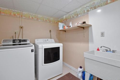 124 Center St, Windsor Locks CT 06096-2708 exterior