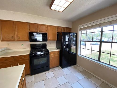 5704 Avery Island Ave, Austin TX  78727-7009 exterior