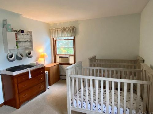 22 Bridle Path Ln, Manchester CT 06042-8303 exterior