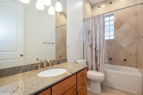 2447 Winona St, Chicago IL 60625-1831 exterior