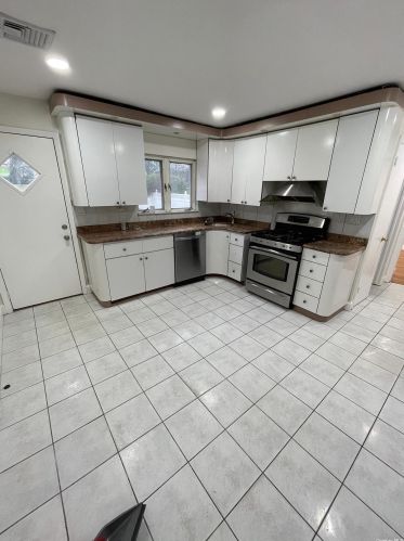 10 Lutz Dr, Valley Stream NY  11580-3112 exterior