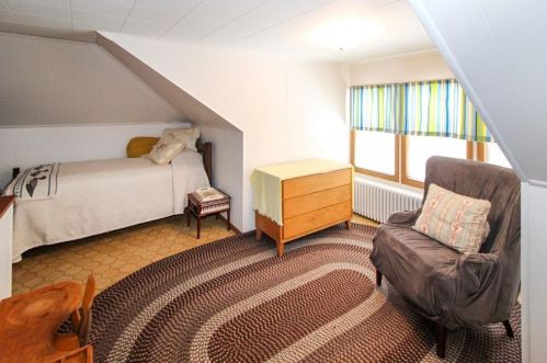 135 Gibbs Ave, Middletown RI 02840-2258 exterior