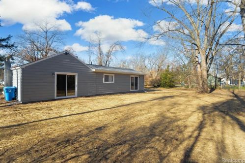 5604 Blackmoor St, Commerce Township MI  48382-3220 exterior