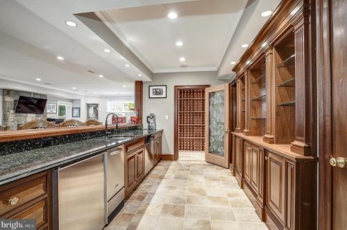 8503 Country Club Dr, Bethesda MD 20817-4579 exterior