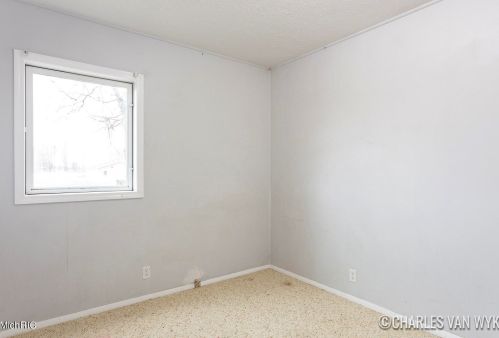 305 Jones St, Grant MI 49327-9143 exterior