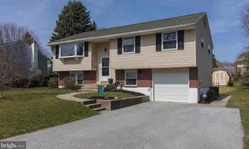 17 Williams Dr, Chester, PA 19014-2619