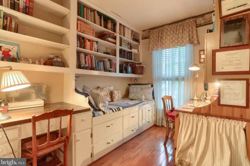 273 Main St, Hummelstown PA 17036-1721 exterior