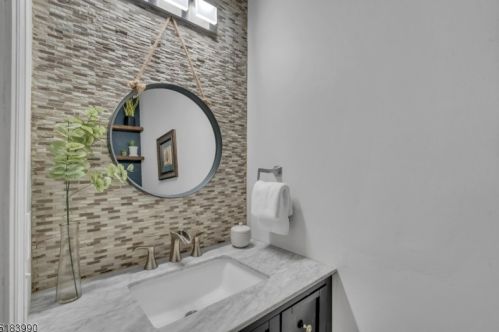 41 Heinrick Way, Bridgewater NJ 08807-5660 exterior