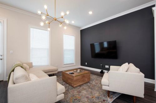 1833 La Dawn Ln, Atlanta GA  30318-2016 exterior