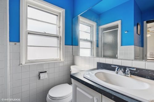 5649 Mozart St, Chicago IL 60659-4822 exterior