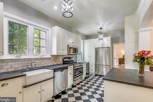 7426 Piney Branch Rd, Silver Spring MD 20901-4352 exterior