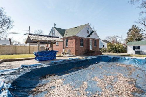 31 Leyden St, Huntington Station NY 11746-1825 exterior