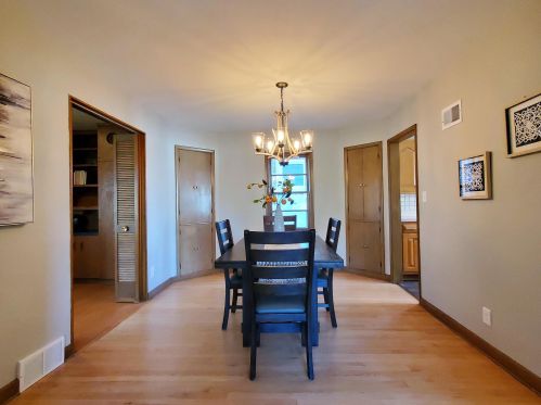 1631 Chateau Pl, Milwaukee WI 53217-6022 exterior