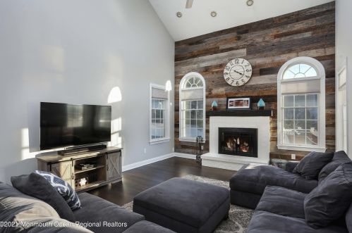 40 Aimee Dr, East Freehold NJ 07728-9220 exterior