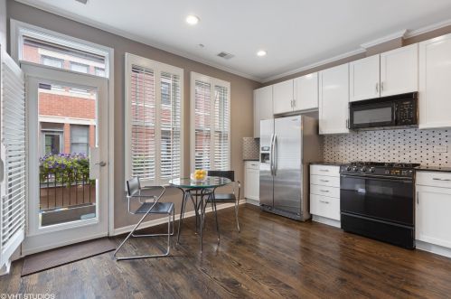 638 Oak St, Chicago IL  60610-7298 exterior