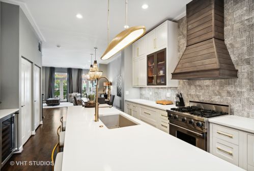 700 Orleans St, Chicago IL 60610-5017 exterior