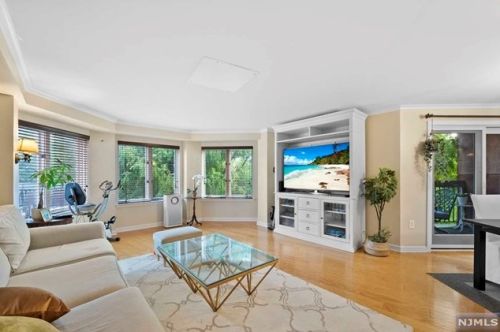 305 Williams Ct, Edgewater NJ 07020-1613 exterior