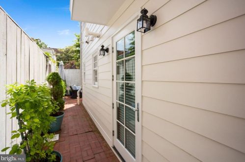 121 6 St, Washington DC 20002-2215 exterior