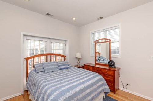 1119 Addison St, Chicago IL 60613-3806 exterior