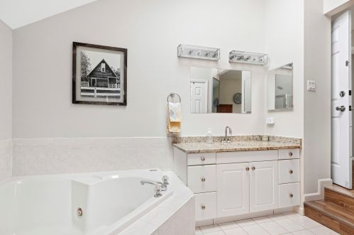 1323 Hamilton Ave, Elmhurst IL 60126-5407 exterior