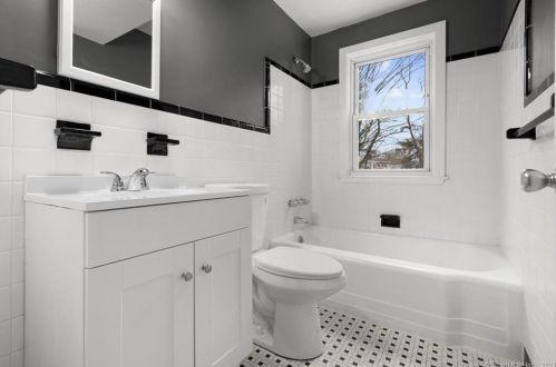 48 Clintonville Rd, North Haven CT 06473-2817 exterior