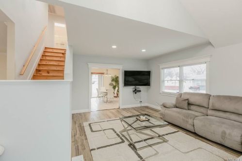 1541 1 St, Babylon NY 11704-5059 exterior