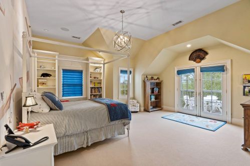 9303 Vly Hl Rd, Milwaukee WI 53217-1039 exterior