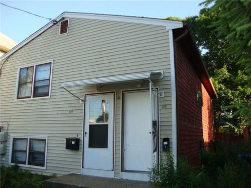 576 Admiral St, Providence, RI 02908-1542
