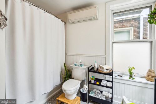 240 Fairmount Ave, Philadelphia PA  19123-2928 exterior