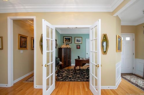 186 Country Club Dr, Seymour CT 06478-1196 exterior