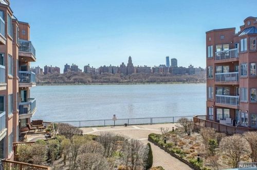 301 Nelson Ct, Edgewater, NJ 07020-1632