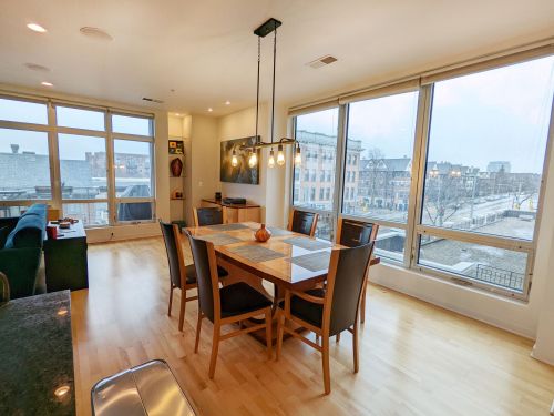 601 Ogden Ave, Milwaukee, WI 53202-2687