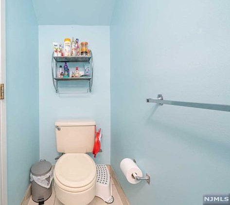 9 Lawrence Ct, Teaneck NJ 07666-6489 exterior