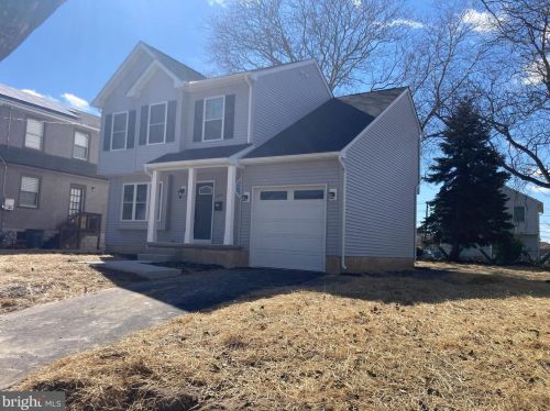 447 River Dr, Camden, NJ 08110-3908