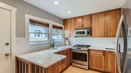 4209 Bernard St, Chicago IL 60618-1103 exterior