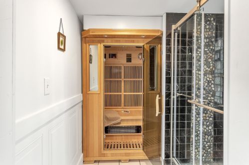 1812 Thomas Ave, Milwaukee WI  53211-4358 exterior