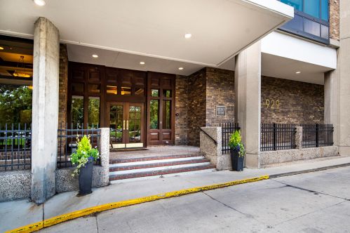 929 Astor St, Milwaukee WI  53202-3420 exterior