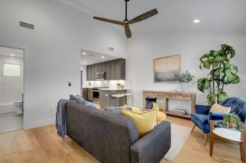 1151 Eastfield Ave, Austin TX  78721-2007 exterior