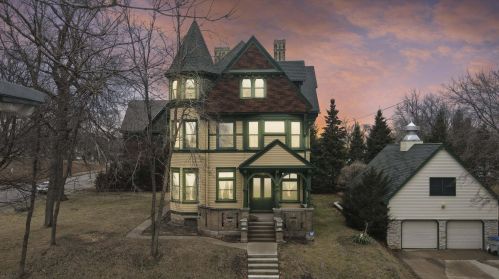 2126 Juneau Ave, Milwaukee, WI 53233-1119