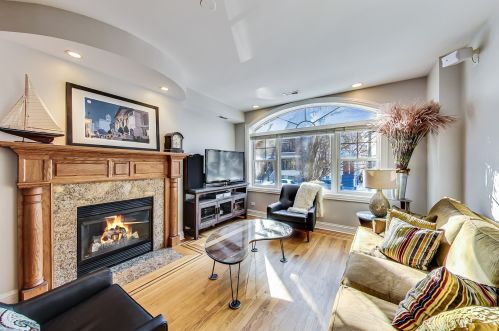 1344 George St, Chicago, IL 60657-6623