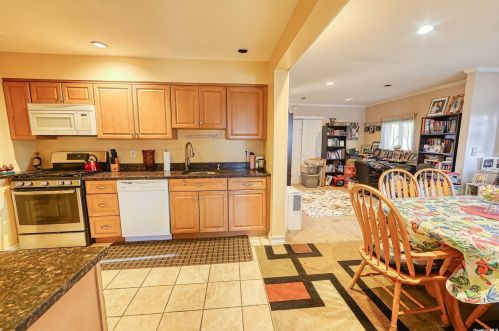 1596 Roosevelt Ave, Bohemia NY 11716-1407 exterior