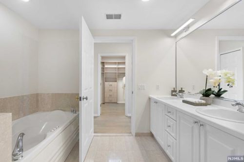 102 Adams Ct, Edgewater NJ 07020-1654 exterior