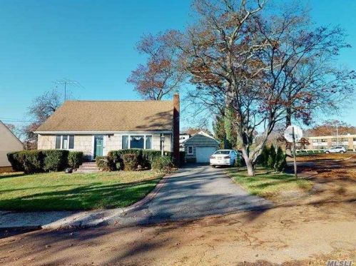 83 21 St, Huntington Station NY 11746-3257 exterior