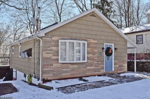 11 Jefferson Trl, Hopatcong, NJ 07843-1282