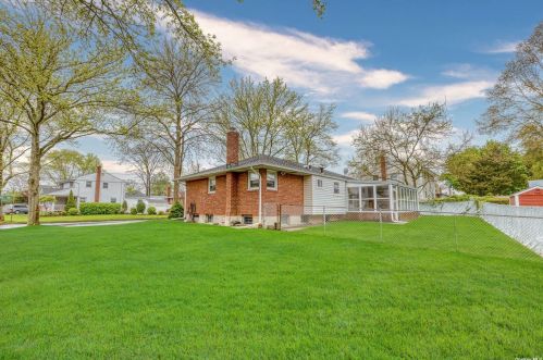 42 Larry Dr, Commack NY 11725-3326 exterior