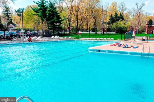 1418 Martha Custis Dr, Alexandria VA 22302-2028 exterior