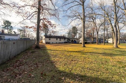 6 Debra St, Enfield CT 06082-5031 exterior